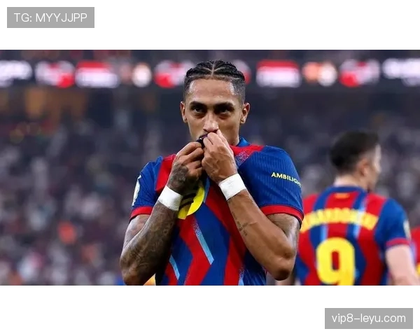 拉菲尼亚凭借高水平表现稳定发挥,成为球队核心支柱 拉菲尼亚凭借高水平表现稳定发挥,成为球队核心支柱