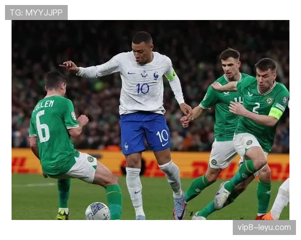 法国球迷热情点燃世界杯赛场,助燃赛事竞争新高潮 法国球迷热情点燃世界杯赛场,助燃赛事竞争新高潮