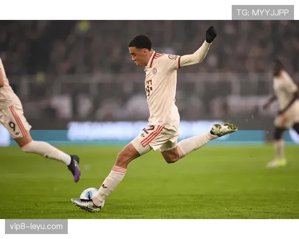 穆西亚拉4-2-3-1阵型中表现稳健，成球队攻防转换关键枢纽