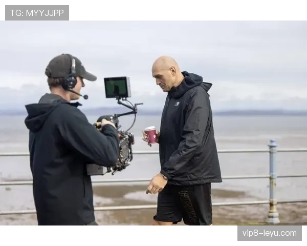 泰森·富里抱娃和名牌行李合照，这反差我看着都替钱包窒息